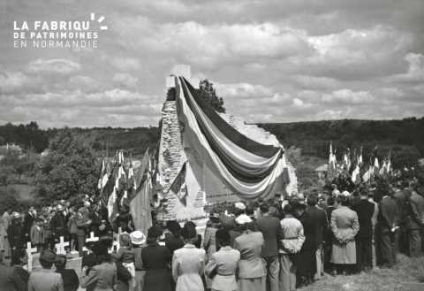 Inauguration du monument commémoratif des victimes civiles de 1944 à Falaise